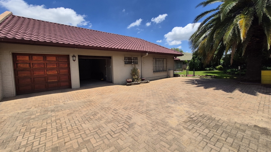 4 Bedroom Property for Sale in Jim Fouchepark Free State